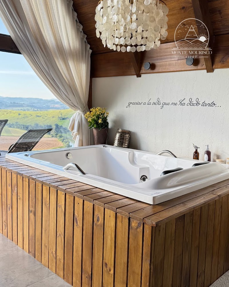 Spa com vegetação ao redor