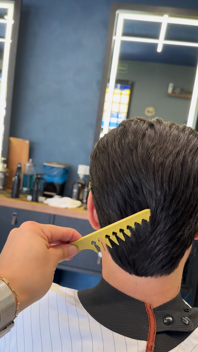 Interior da Barbearia Área 92 com cadeiras de barbeiro e ambiente acolhedor