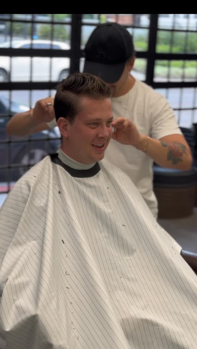 Ambiente interno da barbearia com detalhes de decoração
