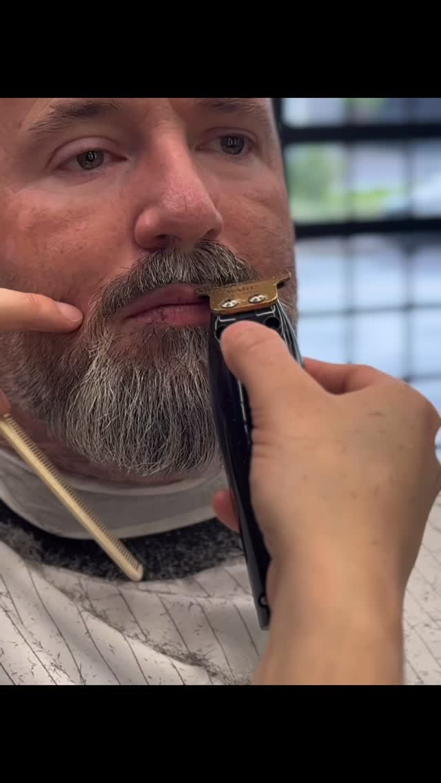 Cliente com barba finalizada