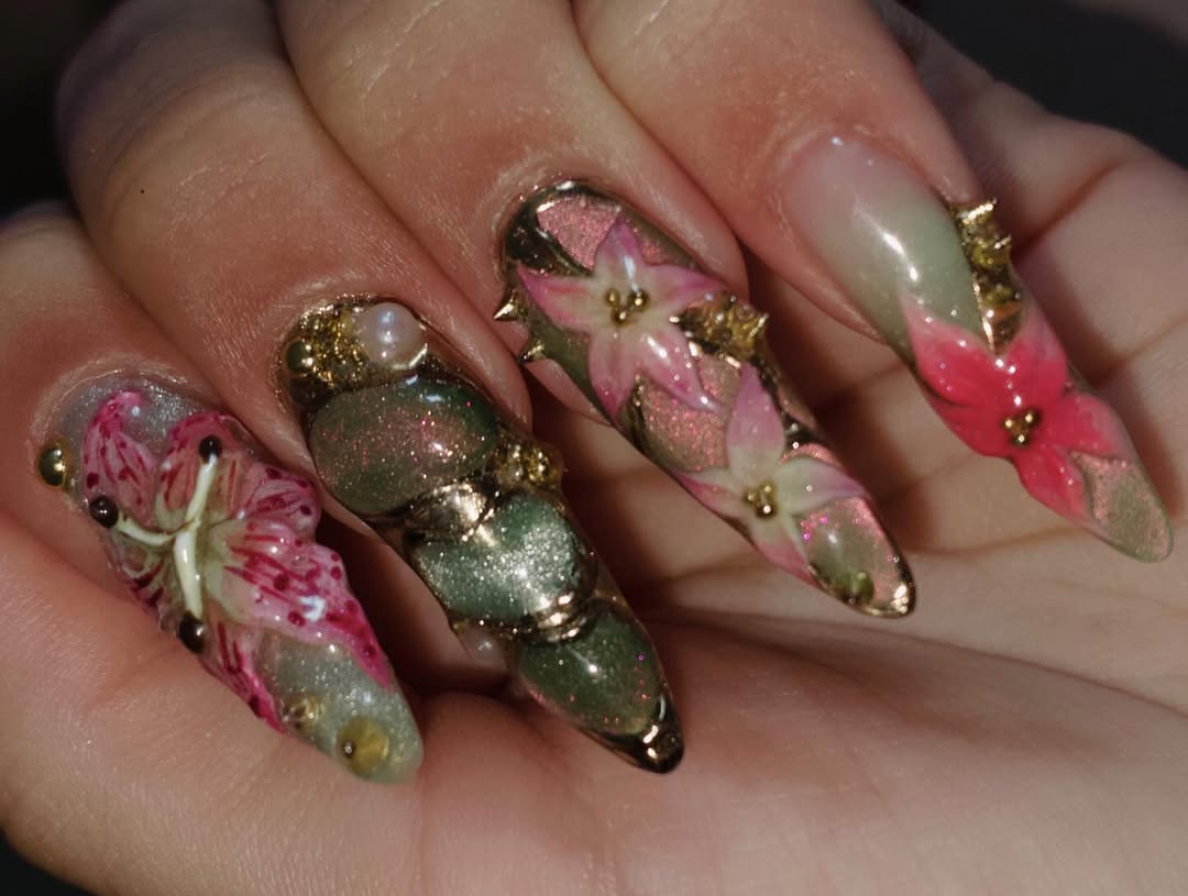 Ambiente do ateliê Raissa Bender Nails — mãos em processo de nail design artesanal