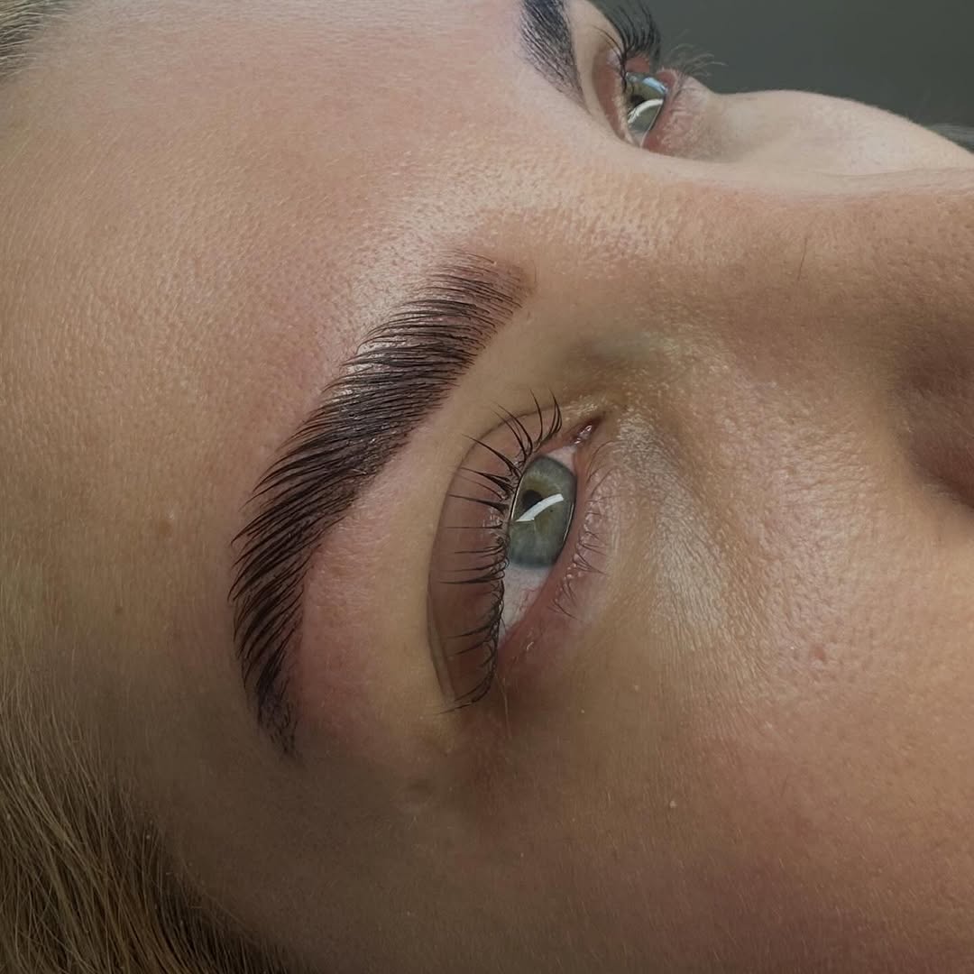 Instrumentos de micropigmentação dispostos em bandeja, foco seletivo