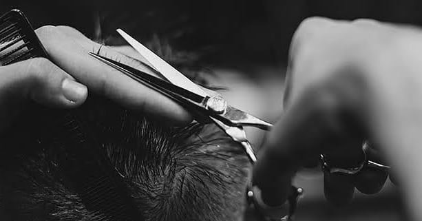 Ambiente do Hangar 82 — área de barbearia e tatuagem