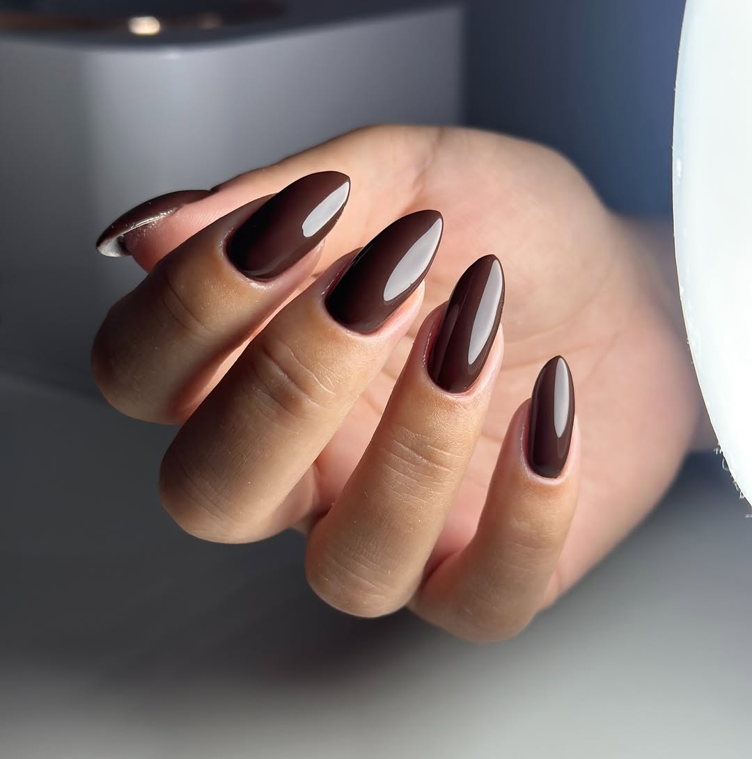 Manicure em tons neutros