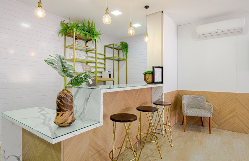 Interior do Espaço Homem — ambiente em couro e madeira com iluminação quente