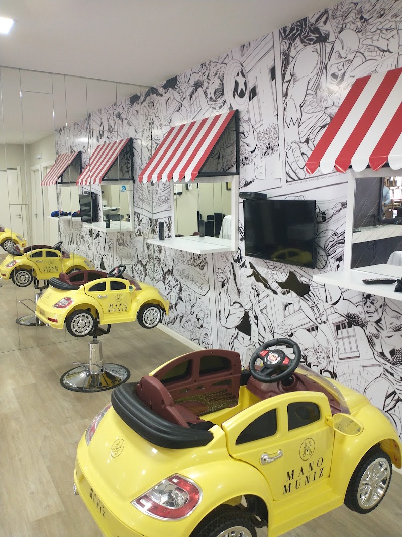 Detalhe do ambiente em couro e madeira